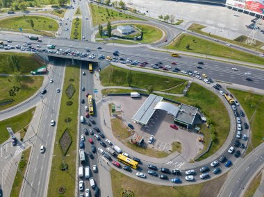 Köprüde trafik sıkışık. Hava aracı görünümü.