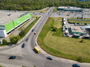Şehirdeki otoyol. Hava aracı görünümü.