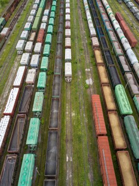 Tren raylarındaki yük trenleri. Hava aracı üst görüntüsü. Güneşli bahar günü.