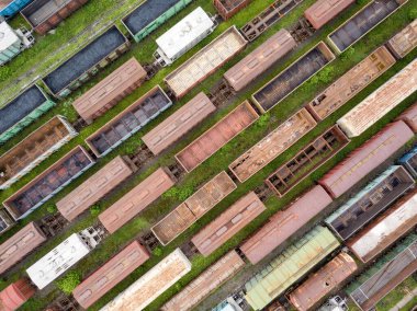 Tren raylarındaki yük trenleri. Hava aracı üst görüntüsü. Güneşli bahar günü.