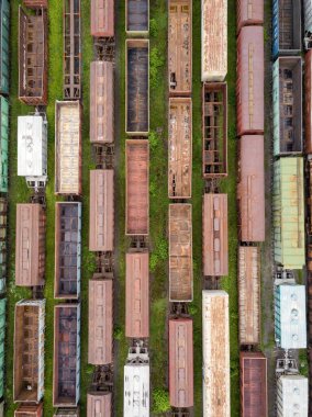 Tren raylarındaki yük trenleri. Hava aracı üst görüntüsü. Güneşli bahar günü.
