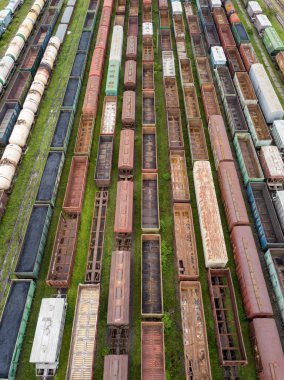 Tren raylarındaki yük trenleri. Hava aracı üst görüntüsü. Güneşli bahar günü.