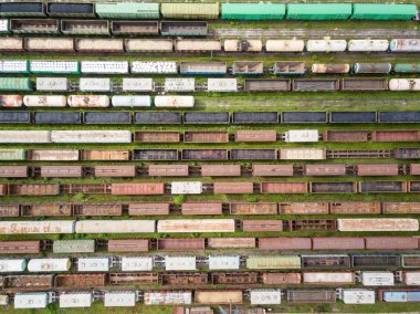 Tren raylarındaki yük trenleri. Hava aracı üst görüntüsü. Güneşli bahar günü.