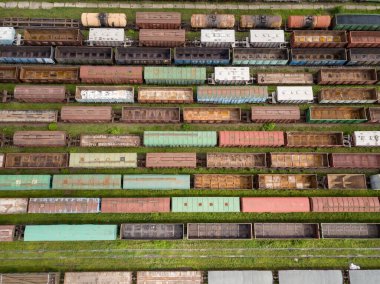 Tren raylarındaki yük trenleri. Hava aracı üst görüntüsü. Güneşli bahar günü.