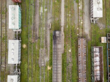Tren raylarındaki yük trenleri. Hava aracı üst görüntüsü. Güneşli bahar günü.