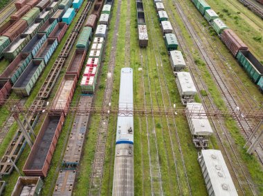 Tren raylarındaki yük trenleri. Hava aracı üst görüntüsü. Güneşli bahar günü.