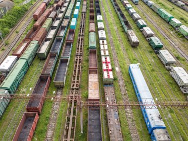 Tren raylarındaki yük trenleri. Hava aracı üst görüntüsü. Güneşli bahar günü.