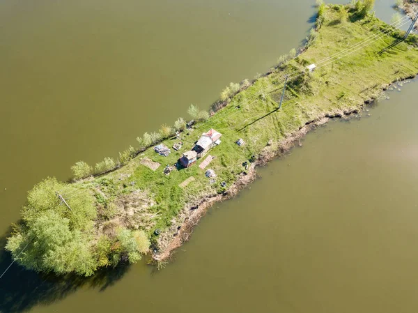 春天的河岸 空中无人驾驶飞机视图 — 图库照片