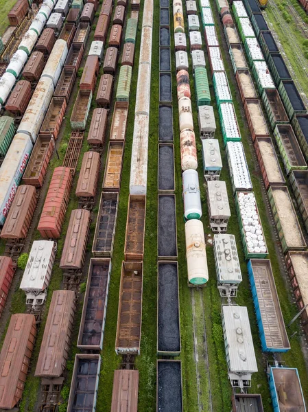 Tren Raylarındaki Yük Trenleri Hava Aracı Üst Görüntüsü Güneşli Bahar — Stok fotoğraf