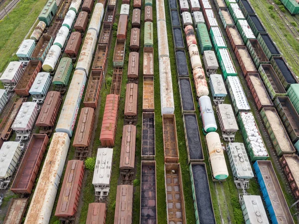 Tren Raylarındaki Yük Trenleri Hava Aracı Üst Görüntüsü Güneşli Bahar — Stok fotoğraf