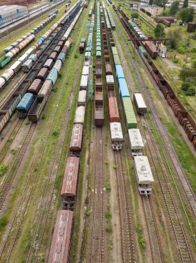 Tren raylarındaki yük trenleri. Hava aracı üst görüntüsü. Güneşli bahar günü.