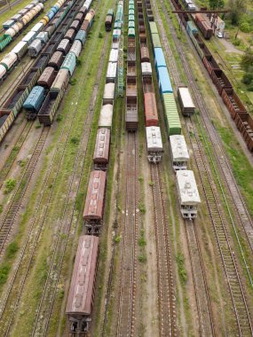 Tren raylarındaki yük trenleri. Hava aracı üst görüntüsü. Güneşli bahar günü.