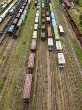 Tren raylarındaki yük trenleri. Hava aracı üst görüntüsü. Güneşli bahar günü.
