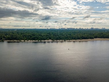 Kiev 'deki Dinyeper Nehri. Hava aracı görünümü.