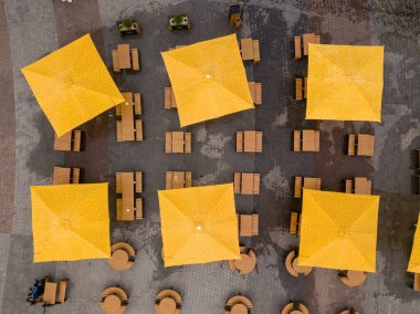 Bir kafede kare şemsiyeler. Hava aracı görünümü.