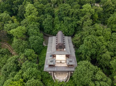 Kiev 'deki bir parktaki ağaçların arasında bir bina. Hava aracı görünümü.