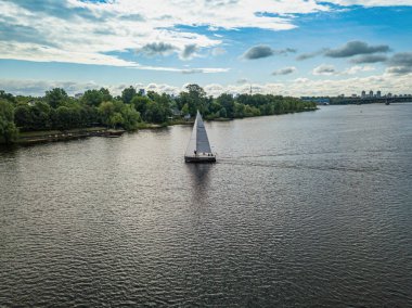 Yelkenli yat nehirde yüzüyor. Hava aracı görünümü.