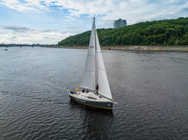 Yelkenli yat nehirde yüzüyor. Hava aracı görünümü.