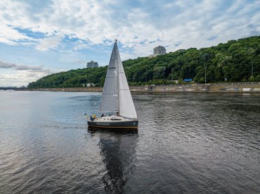 Yelkenli yat nehirde yüzüyor. Hava aracı görünümü.