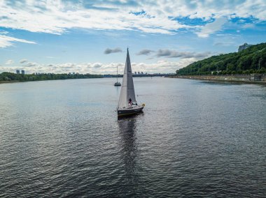 Yelkenli yat nehirde yüzüyor. Hava aracı görünümü.