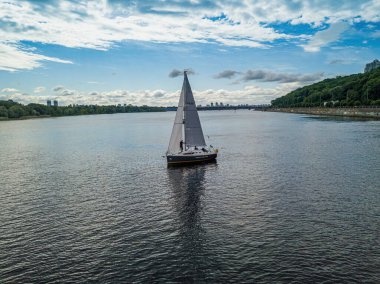 Yelkenli yat nehirde yüzüyor. Hava aracı görünümü.