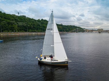 Yelkenli yat nehirde yüzüyor. Hava aracı görünümü.