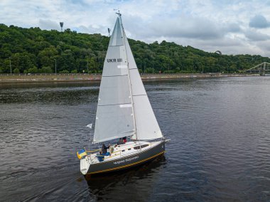 Yelkenli yat nehirde yüzüyor. Hava aracı görünümü.