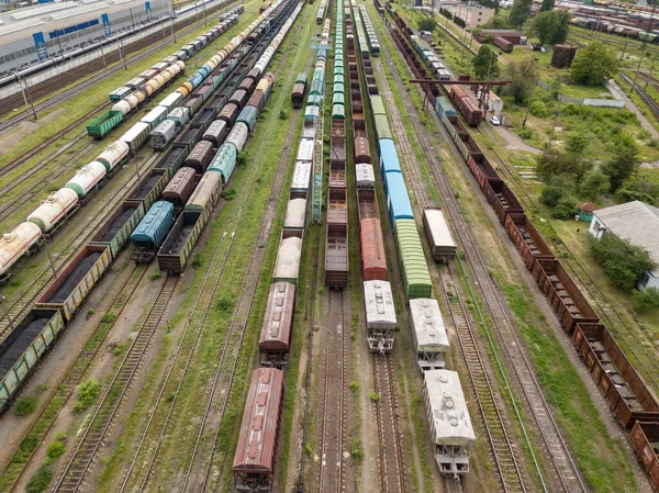 Tren Raylarındaki Yük Trenleri Hava Aracı Görüntüsü Güneşli Bahar Günü — Stok fotoğraf