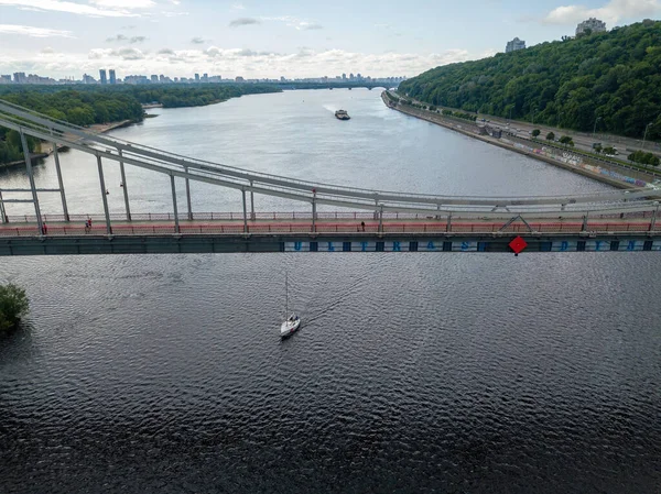 Kapal Pesiar Berlayar Sepanjang Sungai Tampilan Drone Udara — Stok Foto