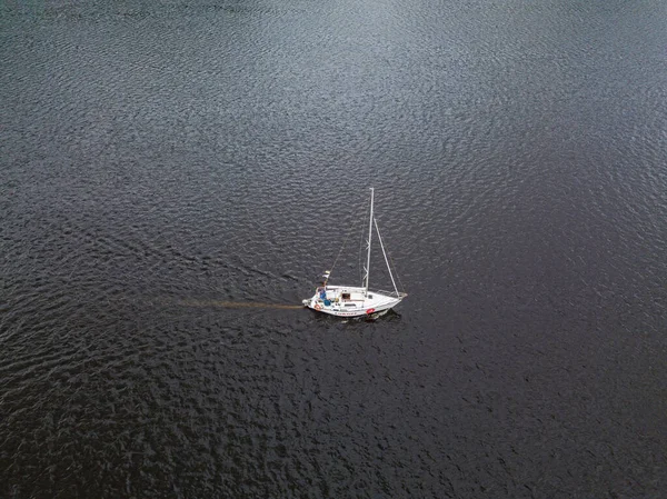 Båten Seglar Längs Floden Flygdrönare — Stockfoto