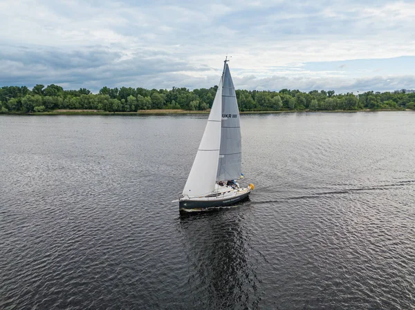 Jacht Żaglowy Pływa Rzece Widok Drona Powietrza — Zdjęcie stockowe
