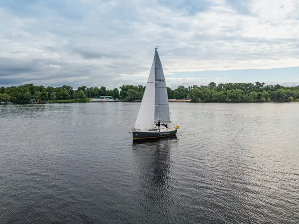 Jacht Żaglowy Pływa Rzece Widok Drona Powietrza — Zdjęcie stockowe