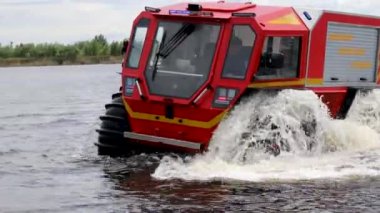 Sherp kurtarma, engebeli ve nemli arazi için Ukrayna 'ya ait bir amfibi araçtır. Sherp Ukrayna, Kyiv 'deki Dnipro Nehri' nde yüzüyor.