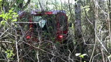 Sherp kurtarma, engebeli ve nemli arazi için Ukrayna 'ya ait bir amfibi araçtır. Sherp ormandan geçiyor..