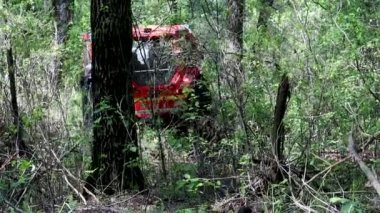 Sherp kurtarma, engebeli ve nemli arazi için Ukrayna 'ya ait bir amfibi araçtır. Sherp ormandan geçiyor..