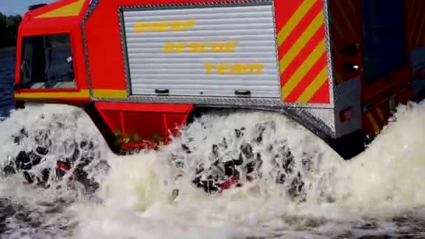 Sherp Rescue Jest Ukraińskim Terenowym Amfibii Pojazdów Dla Szorstkiego Rozmokłego — Wideo stockowe