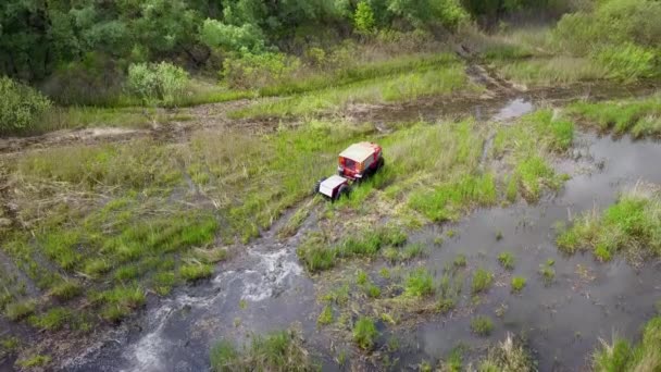 船の救助は ラフと霧の地形のためのウクライナの全地形水陸両用車です 船は沼を通って行く 空中ドローンビュー — ストック動画