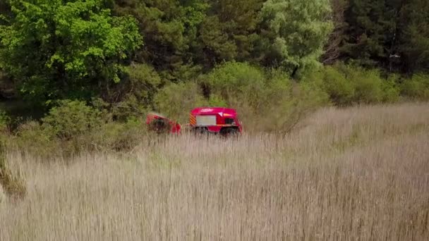 船の救助は ラフと霧の地形のためのウクライナの全地形水陸両用車です 船は沼を通って行く 空中ドローンビュー — ストック動画