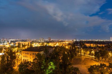 Kiev 'e mor renkte yıldırım düştü..