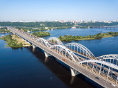 Darnitský most v Kyjevě za slunečného počasí. Zobrazení leteckých dronů.