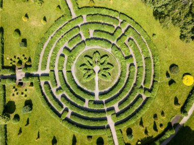 Labirent dikmek. Hava aracı görünümü.