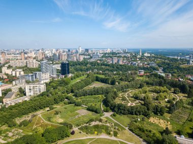 Kiev 'deki yeşil park. Hava aracı görünümü.