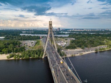 Kiev 'in kuzey köprüsü. Hava aracı görünümü.