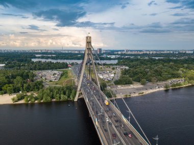 Kiev 'in kuzey köprüsü. Hava aracı görünümü.