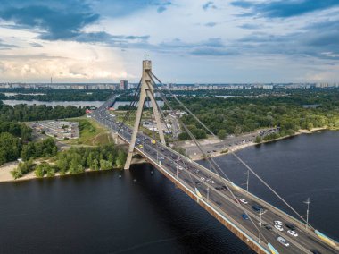 Kiev 'in kuzey köprüsü. Hava aracı görünümü.