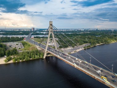 Kiev 'in kuzey köprüsü. Hava aracı görünümü.