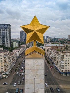 Kiev 'deki dikilitaştaki yıldız. Hava aracı görünümü.