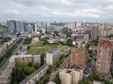 Kiev 'in merkezindeki evler. Hava aracı görünümü.
