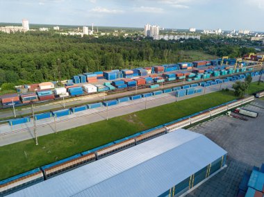 Demiryolu gümrüğünde çok renkli konteynırlar var. Hava aracı görünümü.