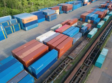 Demiryolu gümrüğünde çok renkli konteynırlar var. Hava aracı görünümü.